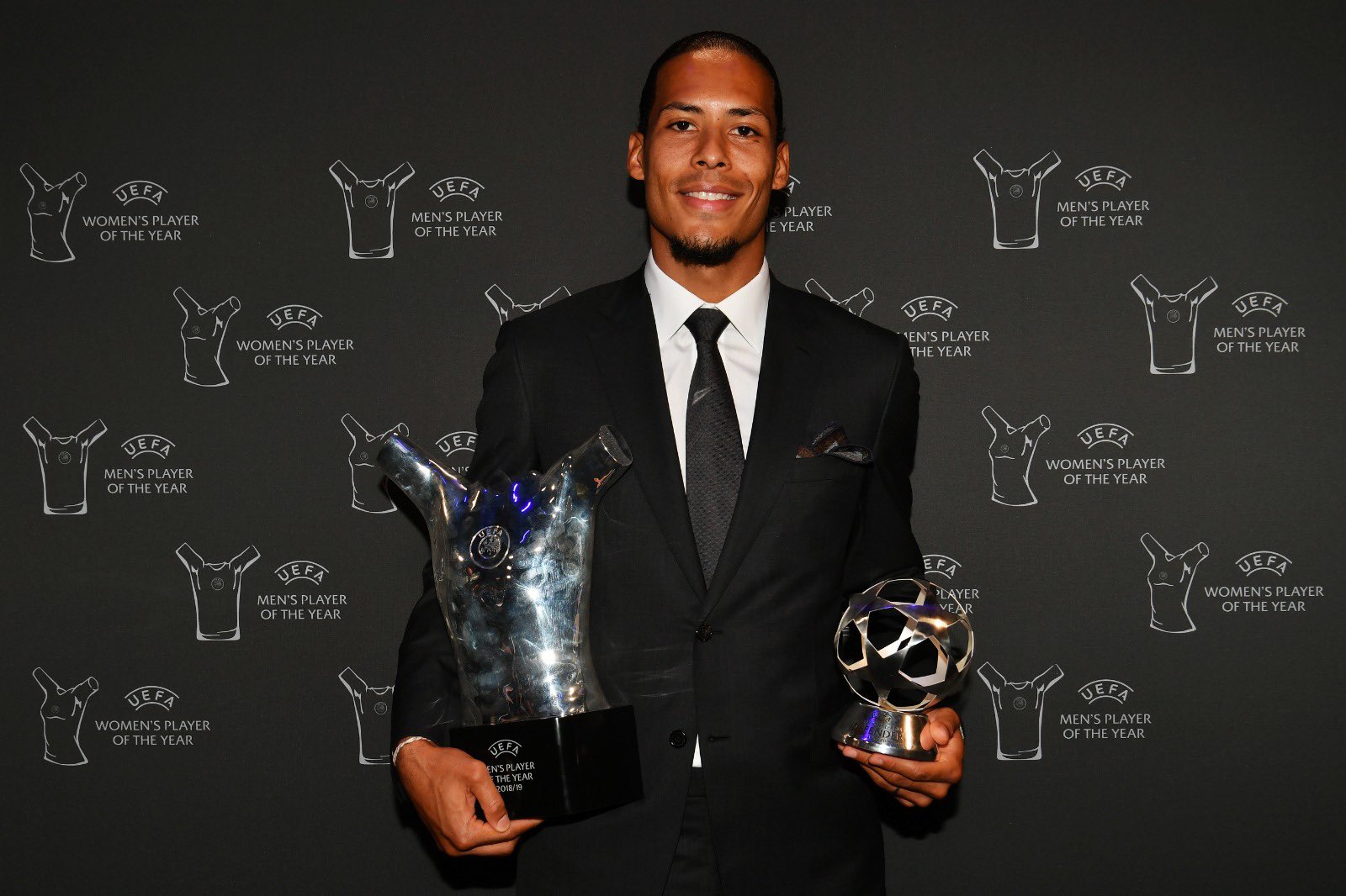 Virgil van Dijk saat terpilih sebagai pemain terbaik Liga Champions 2018-2019. (Foto: Twitter/@VirgilvDijk)