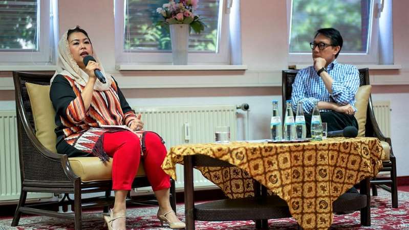 Bincang santai dengan Yenny Wahid (kiri) di Berlin dimoderatori Dubes RI untuk Jerman Arif Havas Oegroseno (kanan). (Foto: KBRI/ngopibareng.id)