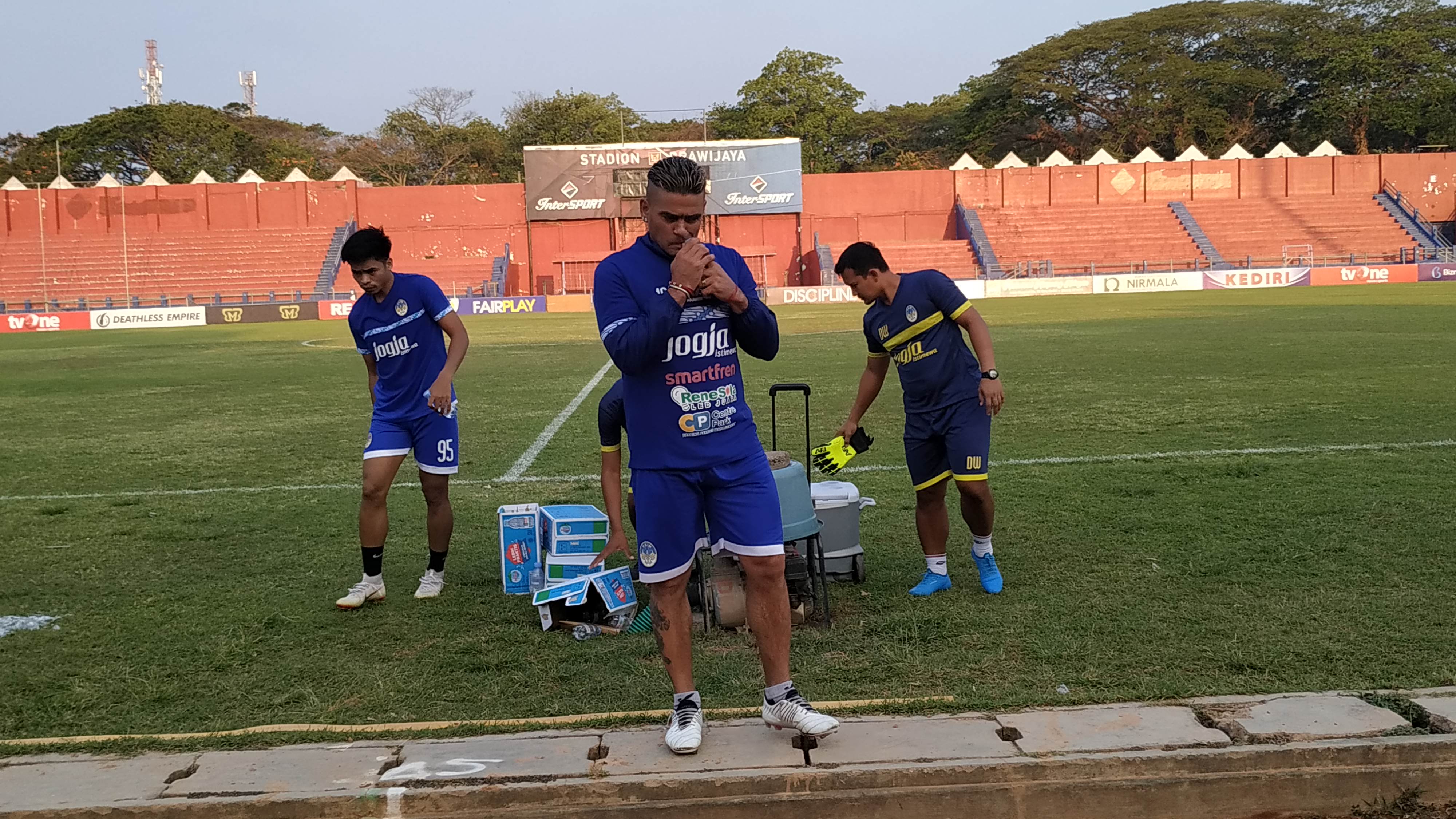 Mantan pemain persik Kediri, Cristian Gonzales,  datang ke Kediri sebagai lawan. (Foto: Fendy/ngopibareng.id)