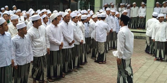 Santri belajar di Pesantren dengan sandalnya. (Foto: ist/ngopibareng.id)