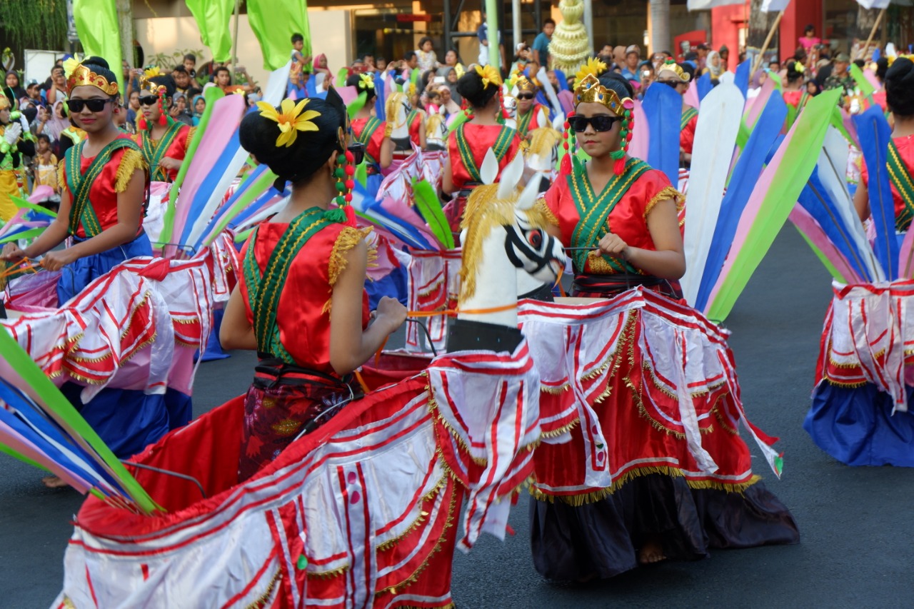 Di antara penampilan Pawai Budaya bertajuk “Pelangi Budaya Pendalungan” di Kota Probolinggo. (Foto: Ikhsan/ngopibareng.id)