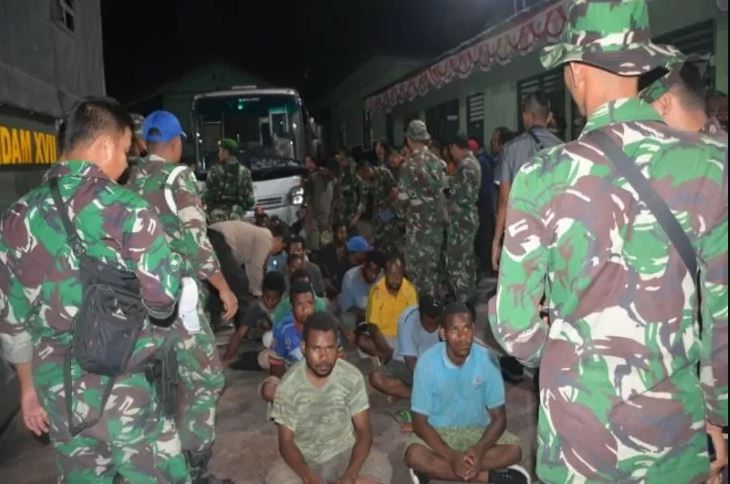 Kodam XVII Cenderawasih memulangkan ratusan pendemo yang melakukan penjarahan saat aksi anarkis di Jayapura. (Foto: Ant)