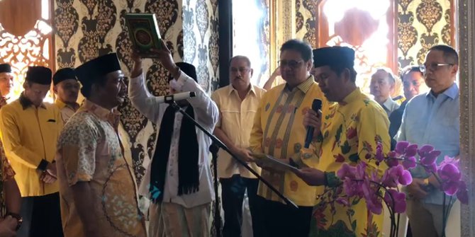 Para pengurus Partai Golkar diambil sumpah untuk mendukung pencalonan Airlangga Hartanto sebagai Ketua Umum Golkar periode kedua.