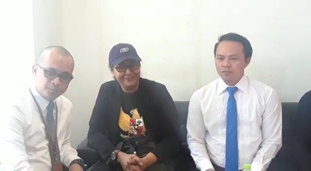 Tri Susanti siap masuk ruang penyidik Polda Jatim didampingi kuasa hukum. (Foto: Haris/ngopibareng.id)