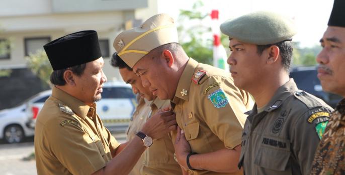 Penyematan PIN hari jadi Kabupaten Pasuruan ke 1090 saat apel pagi di halaman Kantor Dinas Pendidikan Komplek Perkantoraan Pemkab Pasuruan, Senin, 2 September 2019. (Foto: Dok Humas)