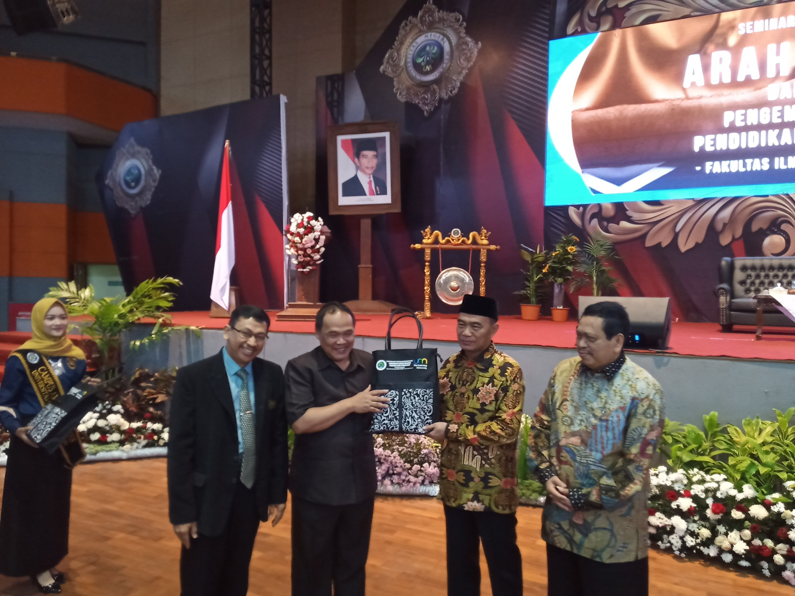 Rektor Universitas Negeri Malang, Ahmad Rofi'uddin dan Menteri Pendidikan dan Kebudayaa, Muhadjir Effendy, ketika sesi penyerahan cinderamata di gedung Graha Cakrawala (Theo/ngopibareng.id)