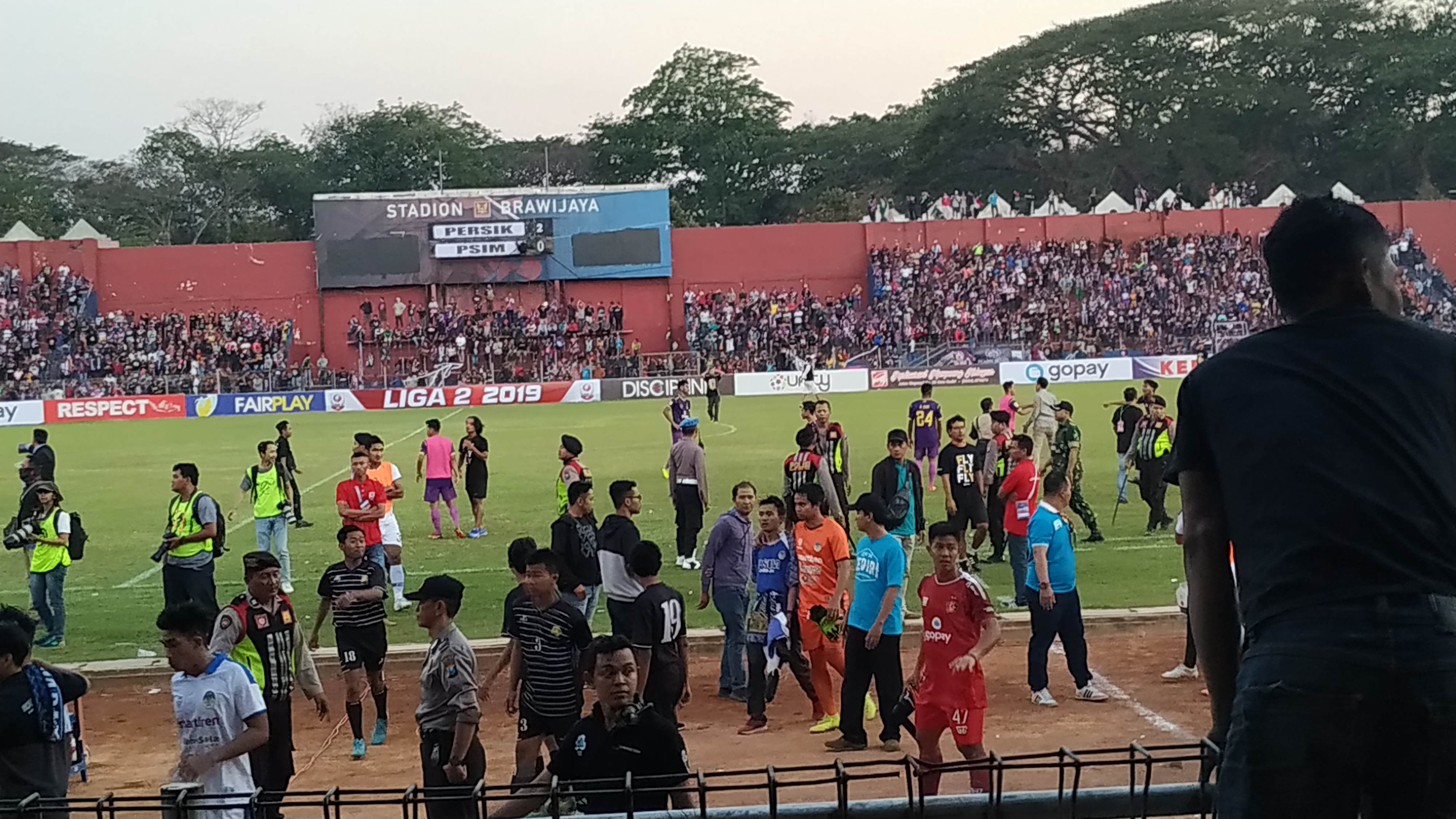 Rusuh di dalam stadion Brawijaya saat laga Persik Kediri versus PSIM Yogyakarta berakhir dengan kemenangan Persik Kediri. (Foto: Fendi/ngopibareng.id)