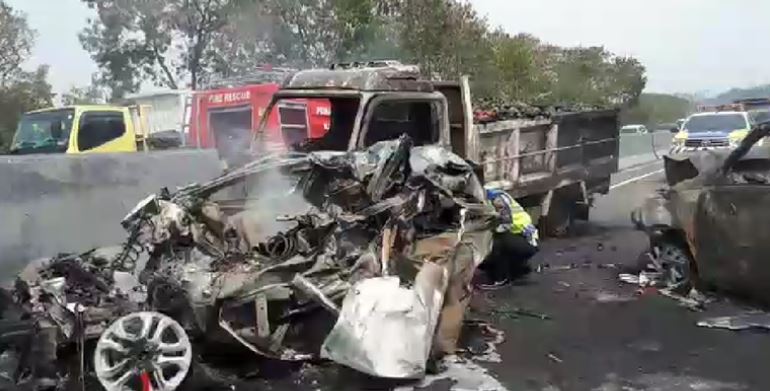 Sejumlah kendaraan hangus terbakar dalam kecelakaan beruntun di KM 91 Tol Purbaleunyi (Tol Cipularang), Senin 2 September 2019. (Foto: YouTube)