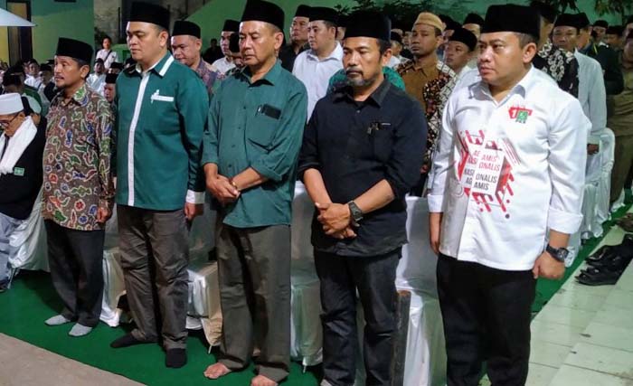 Sejumlah legislator dari PKB saat dibaiat, Senin malam. (Foto:Antara/Wisnu Adhi) 