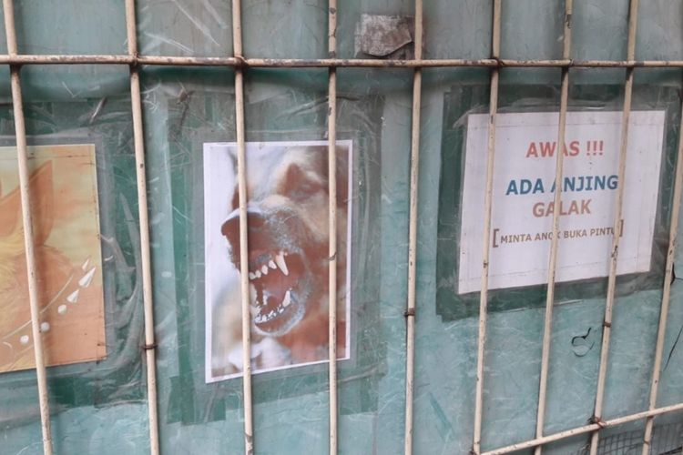 Warga menempelkan stiker 