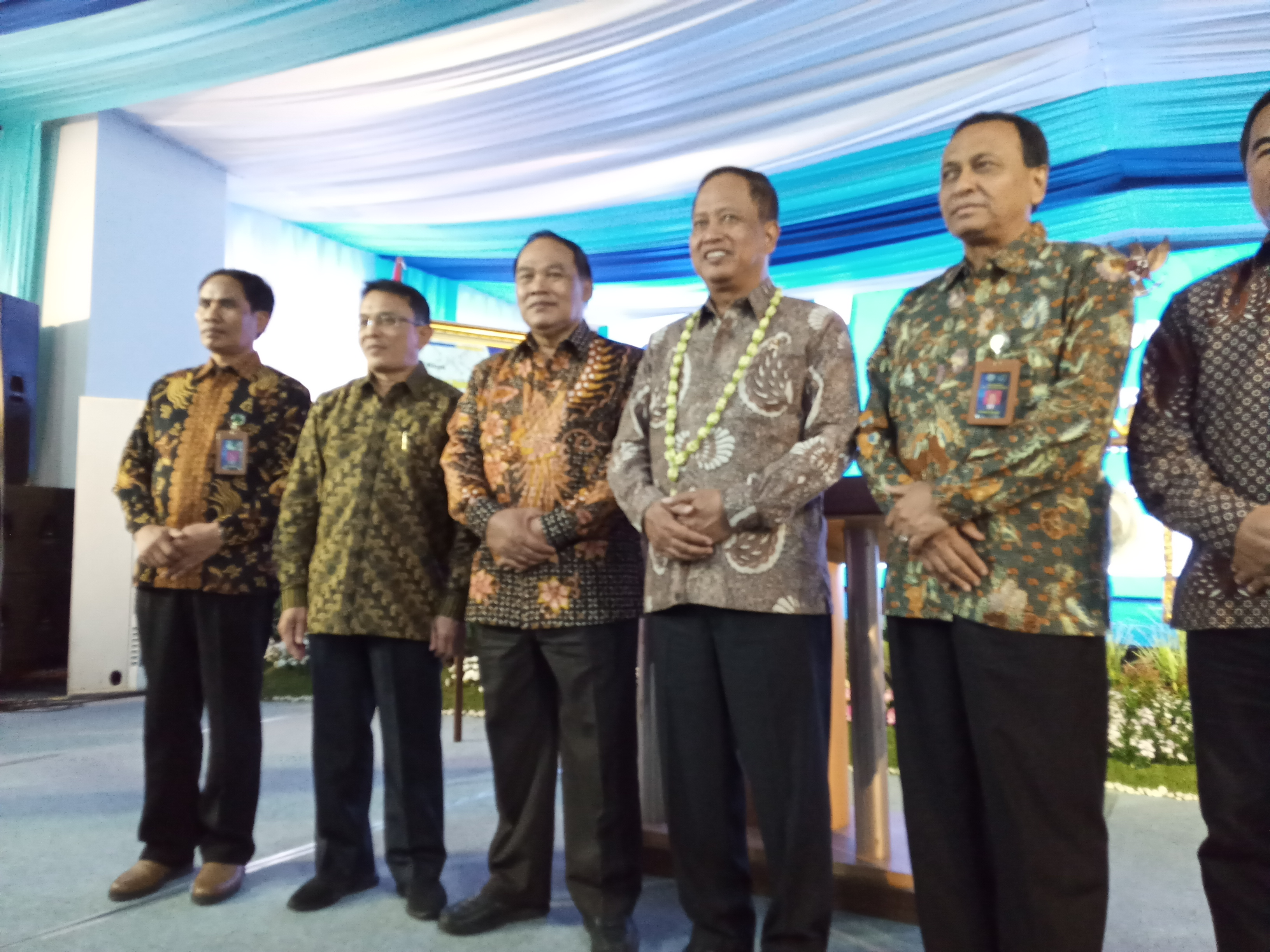 Menristekdikti, Mohammad Natsir, ketika sesi foto bersama jajaran rektorat Universitas Negeri Malang (UM) pada ketika meresmikan Gedung Kuliah Bersama di kampus tersebut (Theo/ngopibareng.id)