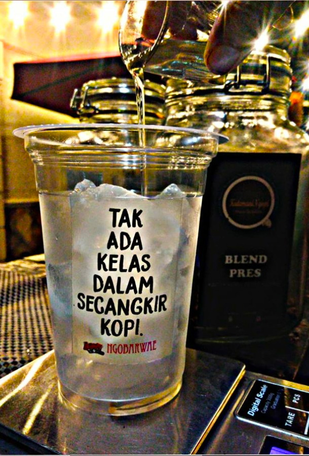 Kopi. Banyak jargon supaya sajian kopi laku. Tak ada kelas dalam secangkir kopi. Ini juga jargon yang asik. (Foto:Ngobarwae/Achda Putri)