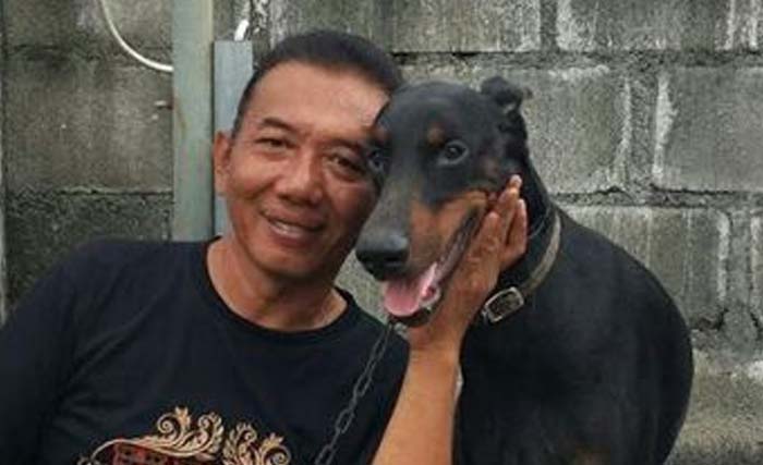 Priono Subardan dengan anjing jenis Doberman yang dilatihnya. Doberman adalah jenis anjing paling agresif. (Foto:Istimewa)