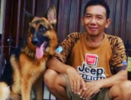 Priono Subardan dengan anjing jenis Herder miliknya. (Foto:Istimewa)