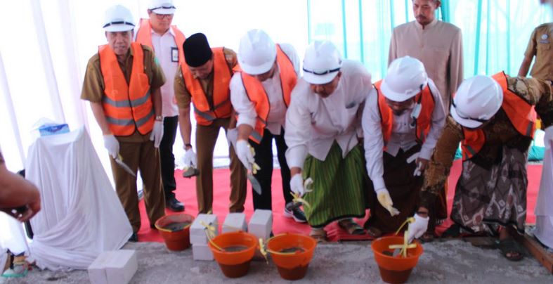 Peletakan batu pertama oleh Bupati Pasuruan, Komisaris PT SIER, Dirut PT SIER, dan sejumlah tokoh agama setempat. (Foto: Dok Humas)