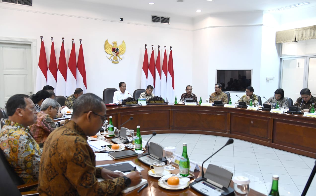 Presiden Joko Widodo dan Wapres Jusuf Kalla saat rapat terbatas di Kantor Presiden Jakarta. (Foto: setpres for ngopibareng.id)