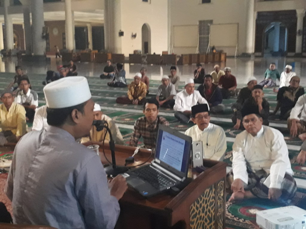 Ustadz Muhammad Ma'ruf Khozin, Pengasuh Pesantren Aswaja Sukolilo, Surabaya, saat memberi tausiyah di Masjid Al Akbar Surabaya. (Foto: ist/ngopibareng.id)