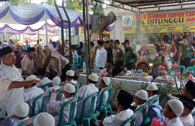 Danramil 0815/19 Mojosari Kapten Arh Anang Suprianto saat menghadiri Khitanan Massal di halaman Musholla KH. Moh. Kholil, Jalan Hayam Wuruk Gg VI Kelurahan Wonokusumo, Kecamatan Mojosari, Kabupaten Mojokerto