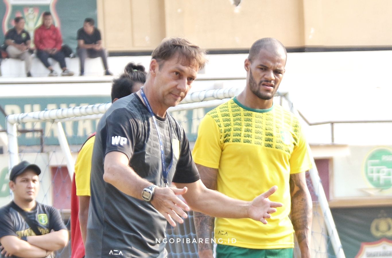 Asisten pelatih anyar Persebaya, Wolfgang Pikal bersama David da Silva saat latihan di Lapangan Polda Jatim, Rabu 4 September 2019. (Foto: Haris/ngopibareng.id)