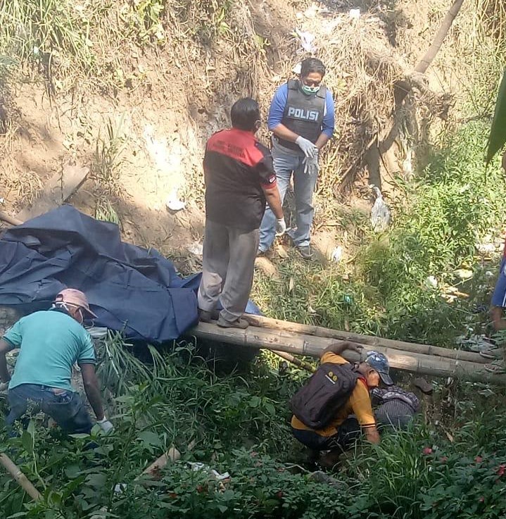 Personel dari Polsek Singosari, Polres Malang, PMI Kabupaten Malang dan warga setempat ketika melakukan evakuasi terhadap korban yang jatuh di sungai (Theo/ngopi bareng.id)