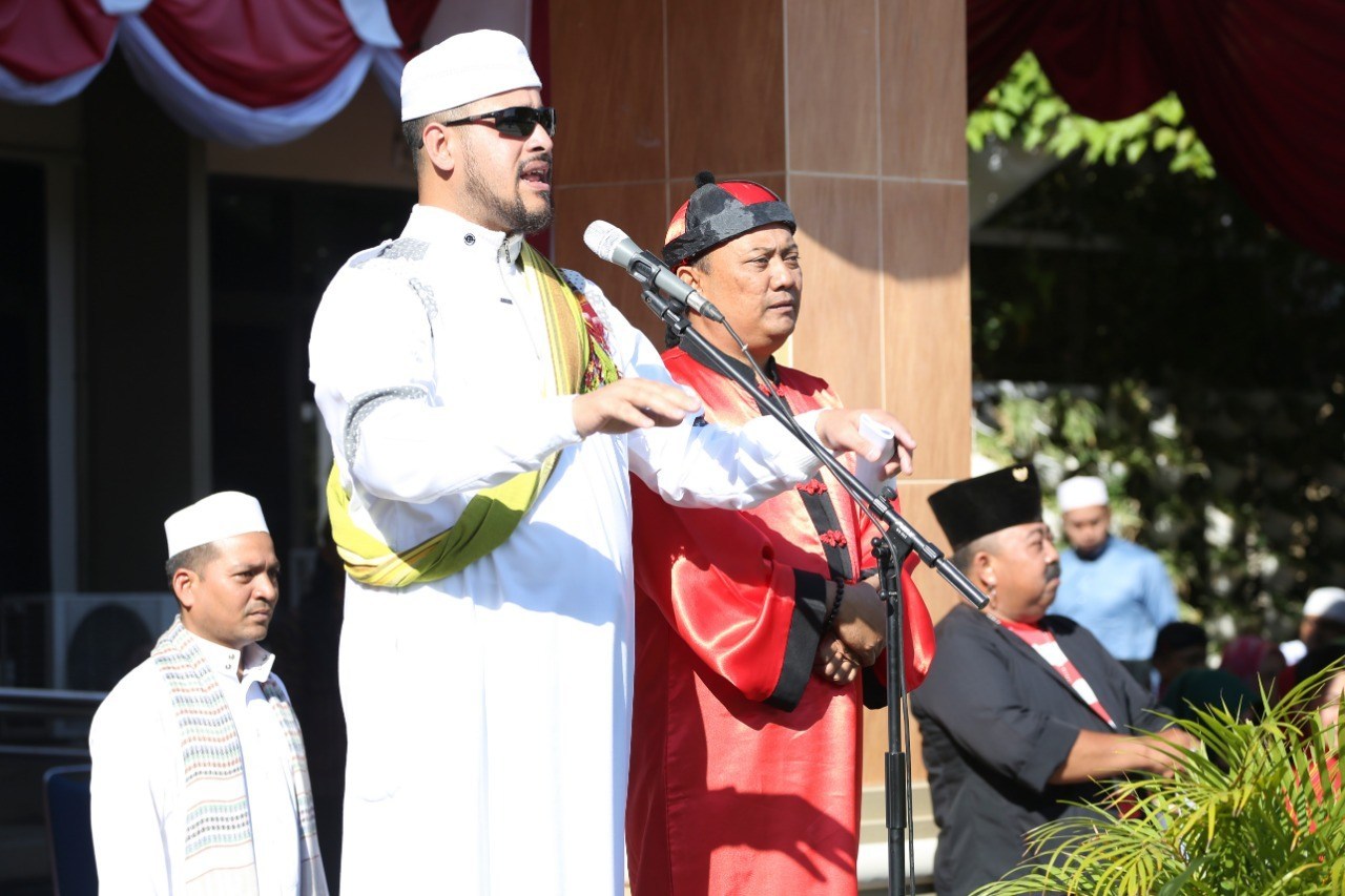 Wali Kota Probolinggo saat memimpin apel dengan berpakaian gamis. (Foto: Humas/ngopibareng.id)