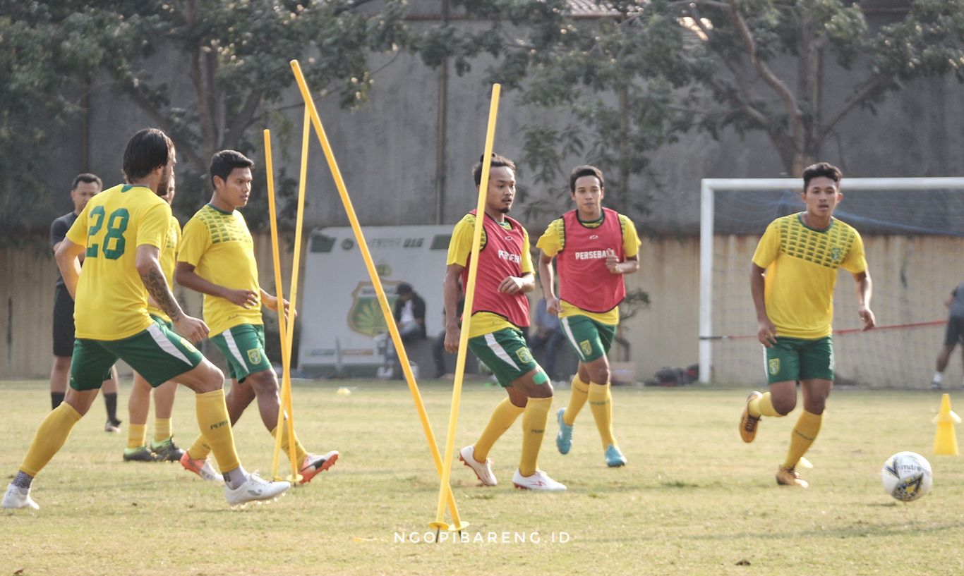 Skuad Persebaya saat jalani latihan di Lapangan Polda Jatim untuk persiapan melawan Kalteng Putra. (Foto: Haris/ngopibareng.id)