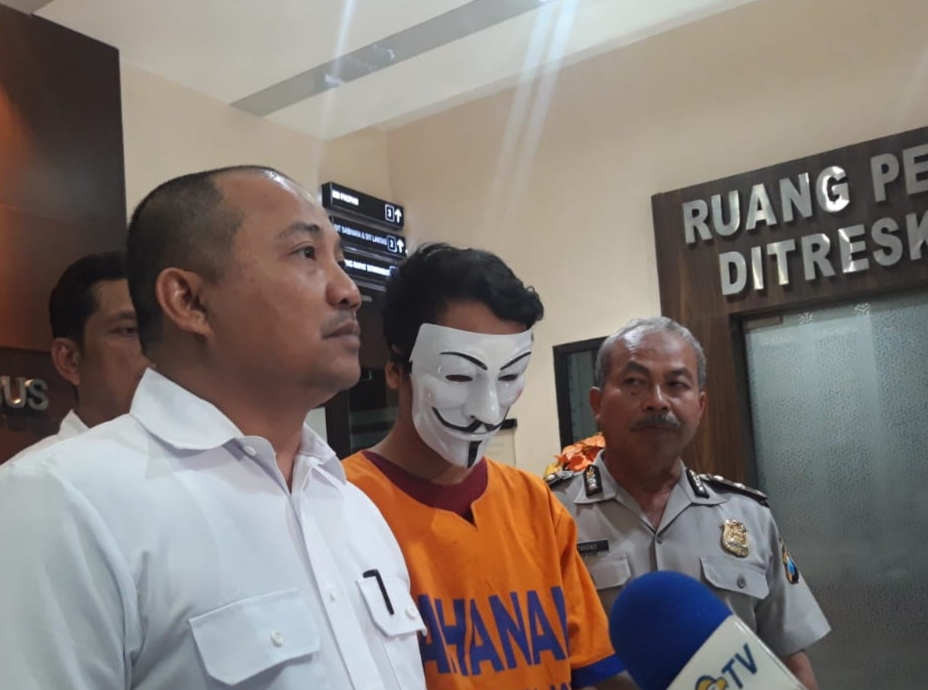 Wadirreskrimsus Polda Jatim AKBP Arman Asmara bersama tersangka berinisial AD ini menyebarkan video hoaks melalui Youtube. (Foto: Haris/ngopibareng.id)