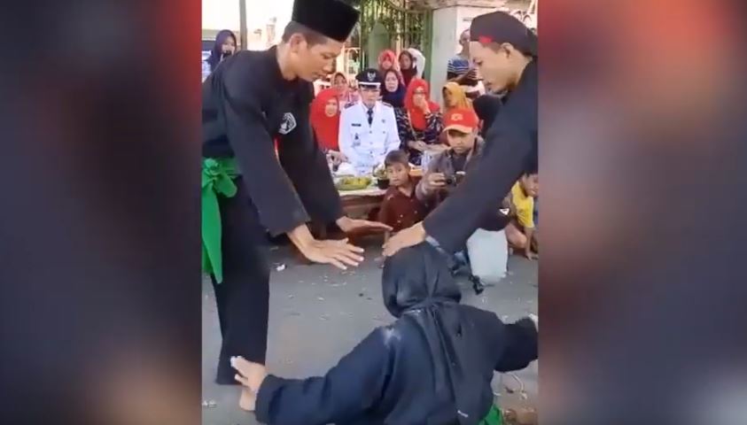 Viral atraksi kepruk paving di atas kepala. (Foto:Istimewa)