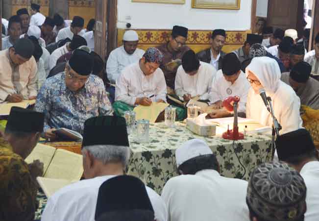 Mengaji Kitab Hikam di Pesantren Lirboyo, diasuh KH Anwar Manshur (kanan) diikuti KH Said Aqil Siroj. (Foto: dok/ngopibareng.id)