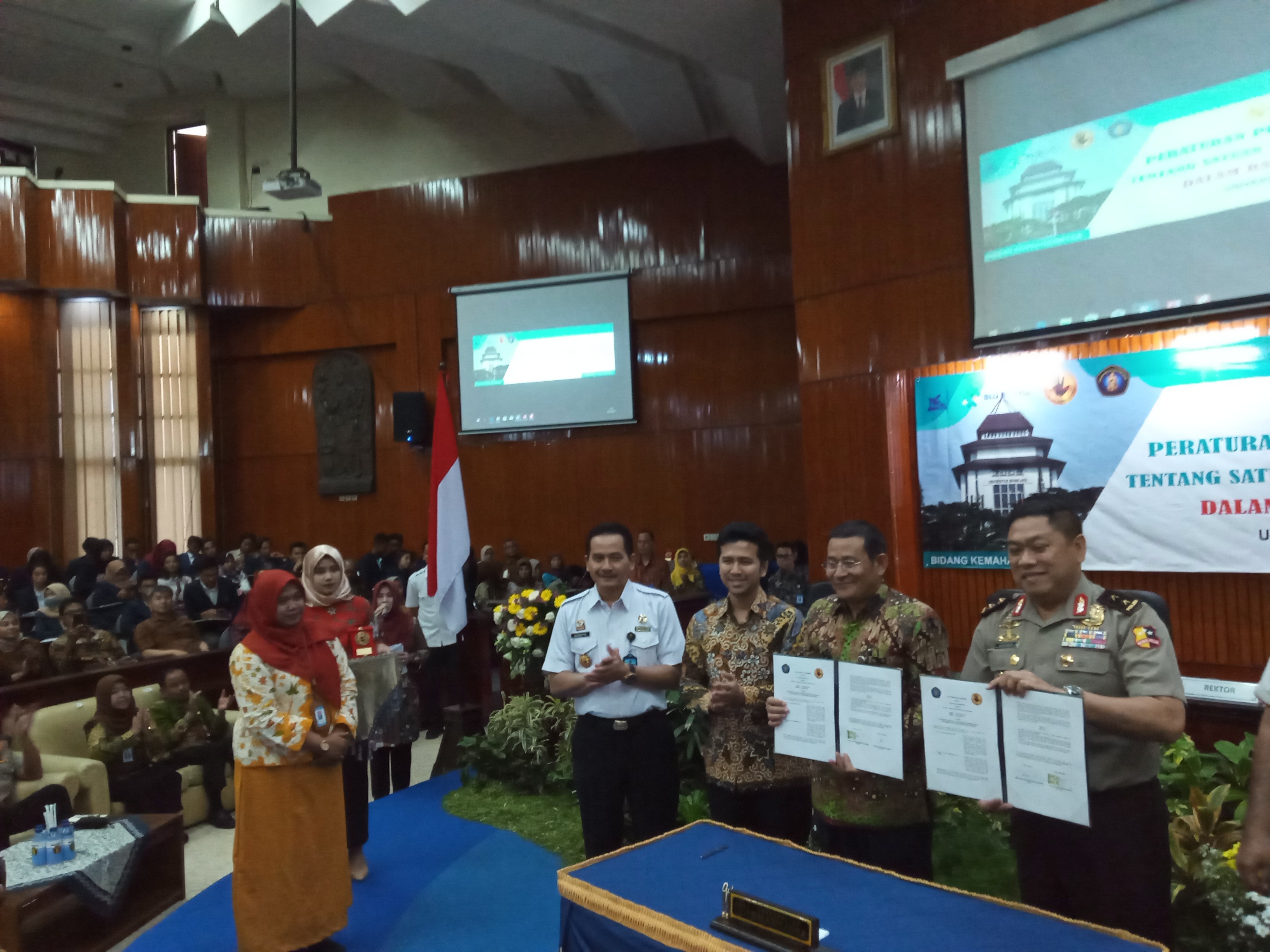 Penandatanganan kerjasama antara Universitas Brawijaya (UB)  dan Sekretaris Satgas Saber Pungli dalam bidang Tri Dharma Pendidikan dan Peningkatan Sumber Daya Manusia. (Foto: Theo/ngopibareng.id)