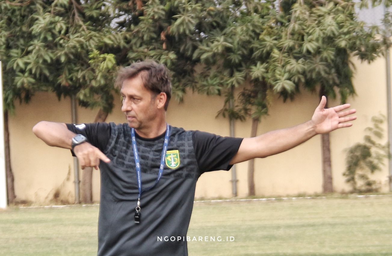 Asisten pelatih Persebaya, Wolfgang Pikal memberikan arahan ke Rendi Irwan dkk, saat latihan Kamis, 5 September 2019. (Foto: Haris/ngopibareng.id)