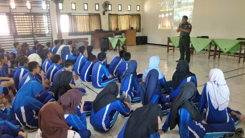 Danramil 0815/19 Magersari Kapten Inf Desto Jumeno saat membekali Wasbang Siswa-Siswi SMPN 1 Kota Mojokerto