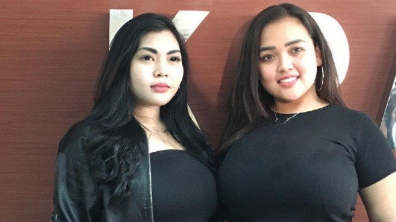 Clara Gopa (kanan) bersama rekannya, Variola May di Duo Semangka.