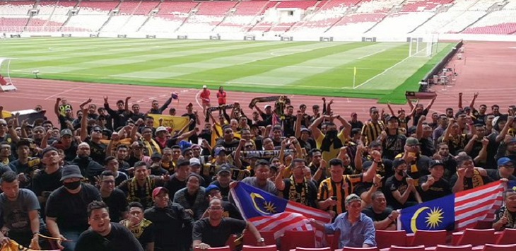 Suporter Malaysia swafoto di Stadion Utama Gelora Bung Karno (SUGBK), sebelum menyaksikan laga Timnas Indonesia Vs Malaysia, Kamis 5 September 2019. (Foto: Twitter)