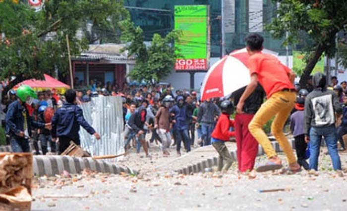 Tawuran di kawasan Manggarai, Jakarta, Rabu 4 September lalu. (Foto:Antara)