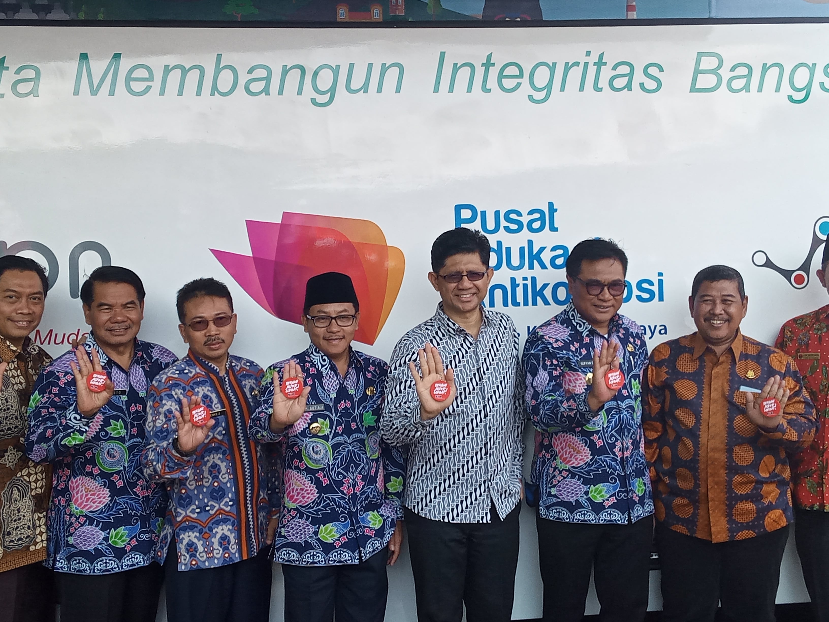 Wakil Ketua KPK, Laode M. Syarif bersama jajaran Pemkot Malang pose di depan Bus KPK, dalam acara Roadshow Bus Antikorupsi KPK di Kota Malang, pada Jumat 7 September 2019. (Foto: Theo/ngopibareng.id)