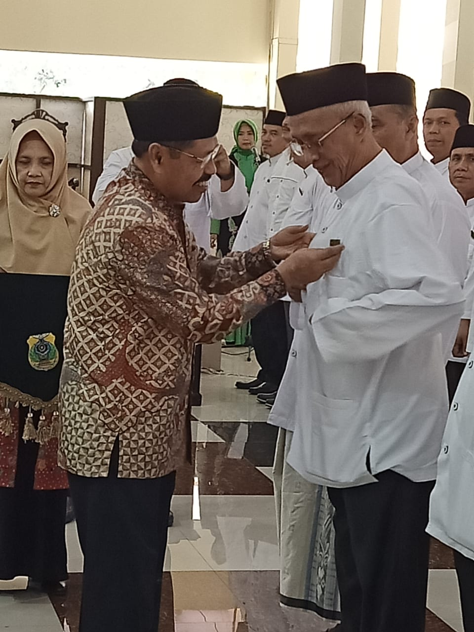 Ketua DMI Jawa Timur juga menyematkan pin DMI kepada Bupati Bondowoso, Drs. KH. Syalwa Arifin.