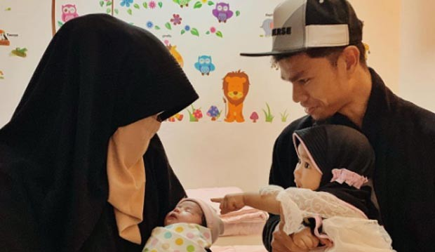 Pasangan qari populer Muzammil Hasballah dan Sonia Ristanti bersama kedua putrinya. (Foto: Instagram Muzammil Hasballah)