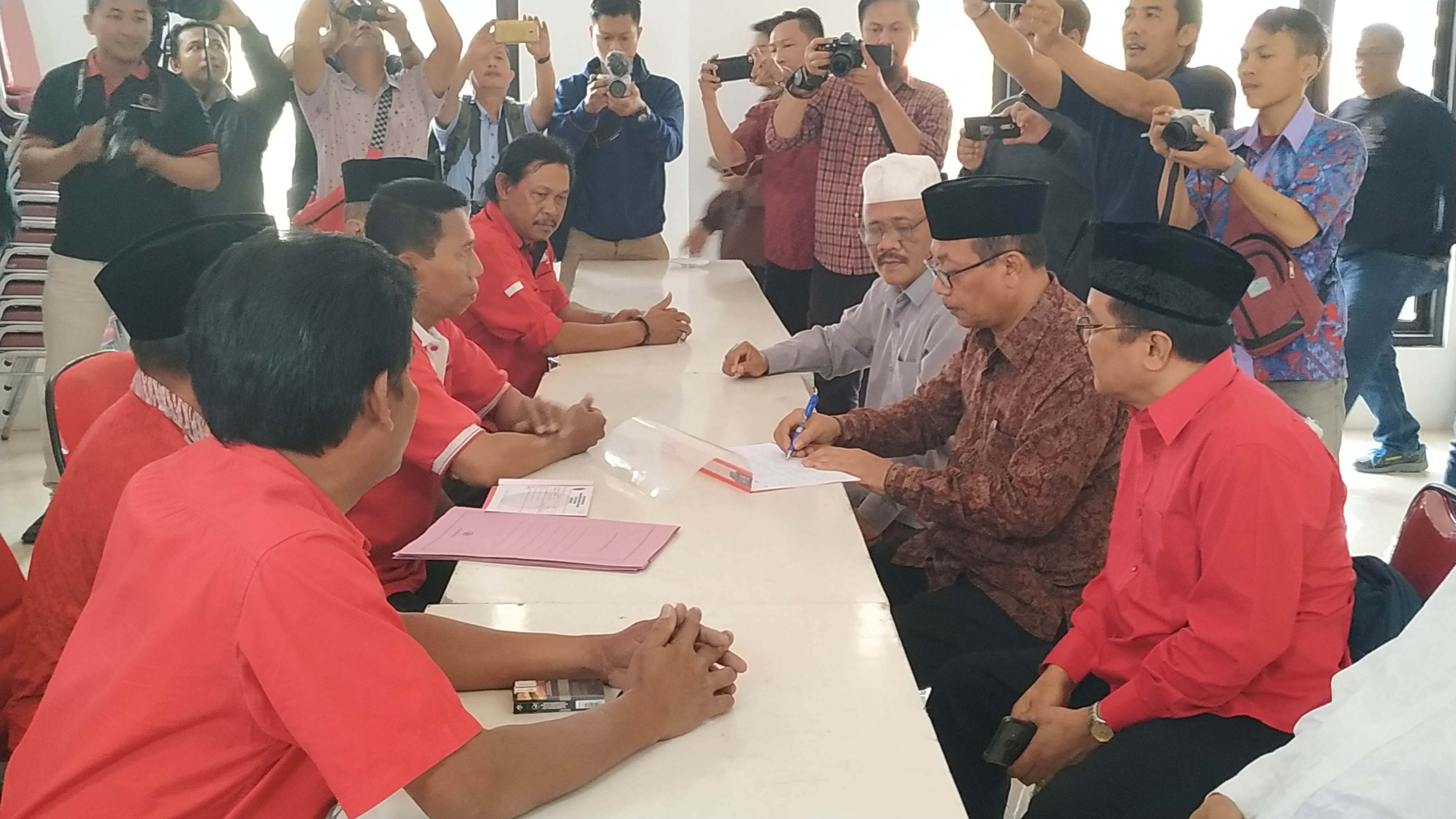 Mujahid Kepala Badan Kesatuan Bangsa dan Politik (Kesbanglinmas) saat mengambil formulir rekomendasi dari PDIP untuk maju sebagai calon Bupati Kediri. (Foto: Fendhy/ngopibareng.id) 