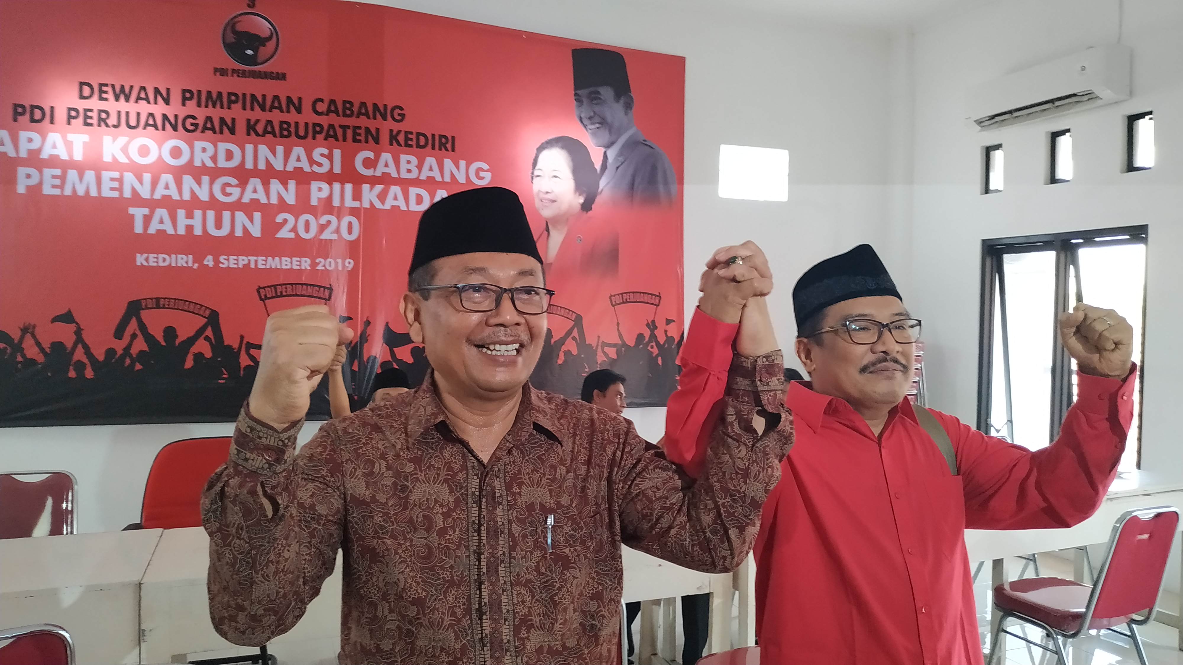 Mujahid Kepala Badan Kesatuan Bangsa dan Politik (Kesbanglinmas) saat mengambil formulir rekomendasi dari PDIP untuk maju sebagai calon Bupati Kediri. (Foto: Fendhy/ngopibareng.id) 