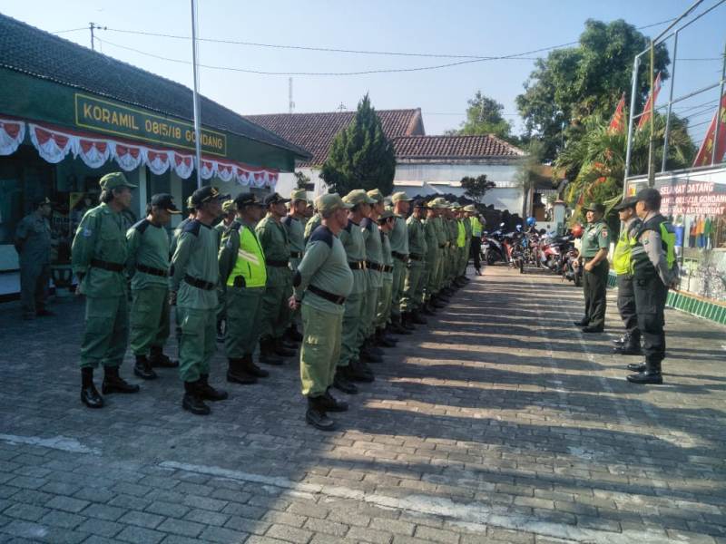 Bati Tuud Koramil Gondang Pelda Rudy Suhartono saat memberikan arahan Anggota Satlinmas