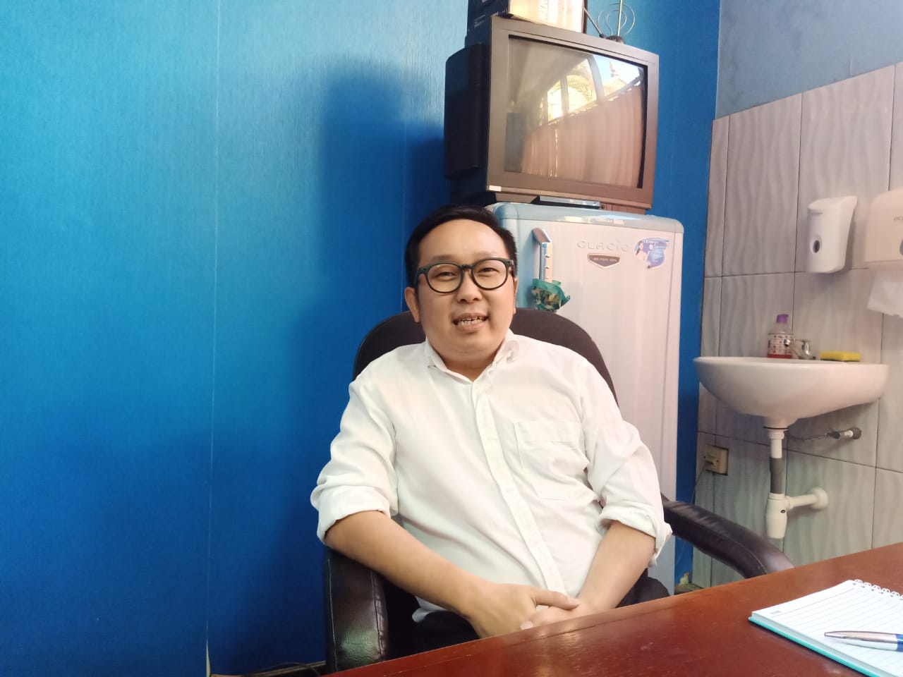 Anggota DPRD Surabaya, William Wirakusuma saat memberikan keterangan soal gaji dewan. (Foto: Alief/ngopibareng.id)