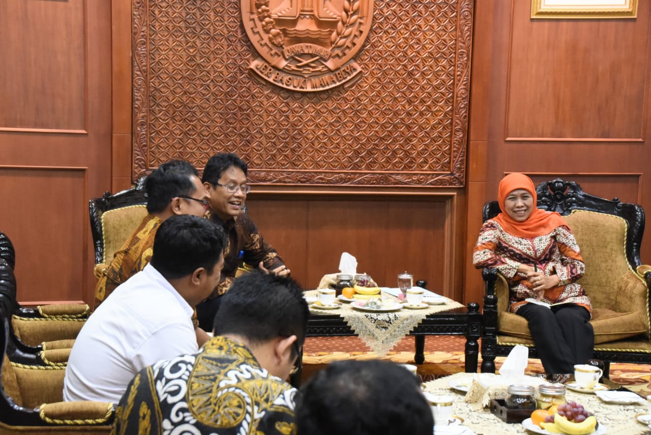 Gubernur Jawa Timur Khofifah Indar Parawansa saat menjamu Deputi Bidang Koordinasi Kedaulatan Maritim, Purbaya Yudhi Sadhewa di Gedung Grahadi, Jumat, 6 September 2019. (Foto: Ist)