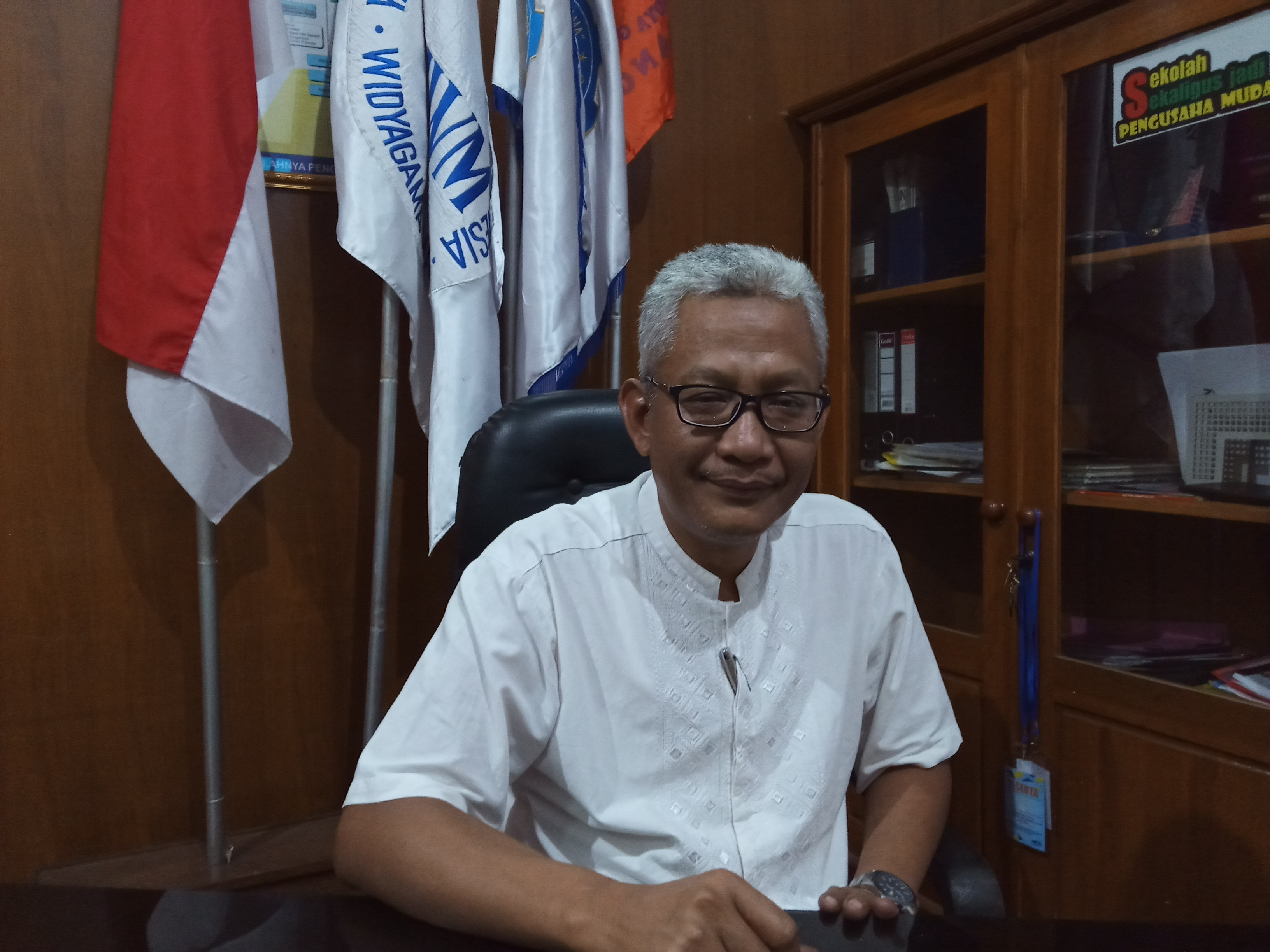 Kepala Sekolah SMK Widyagama, Mawan Suliyadi saat menceritakan siswanya yang tinggal di UKS SMK Widyagama Malang (Foto: Theo/ngopibareng.id)