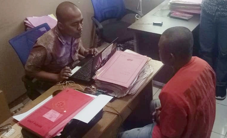 MUHAMMAD Sukardi (kanan) yang disangka menyerang Polsek Krejengan saat diperiksa di Mapolres Probolinggo. (Foto: Istimewa/ngopibareng.id)