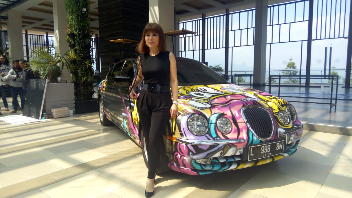 Mobil Jaguar yang dilukis layaknya seni mural pada tembok.  (Theo/ngopibareng.id)