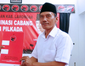 K.H. Bi'in Abdussalam, saat mendaftar Bacabub Lamongan lewat PDI-P. (Foto: Nasih/ngopibareng.id)