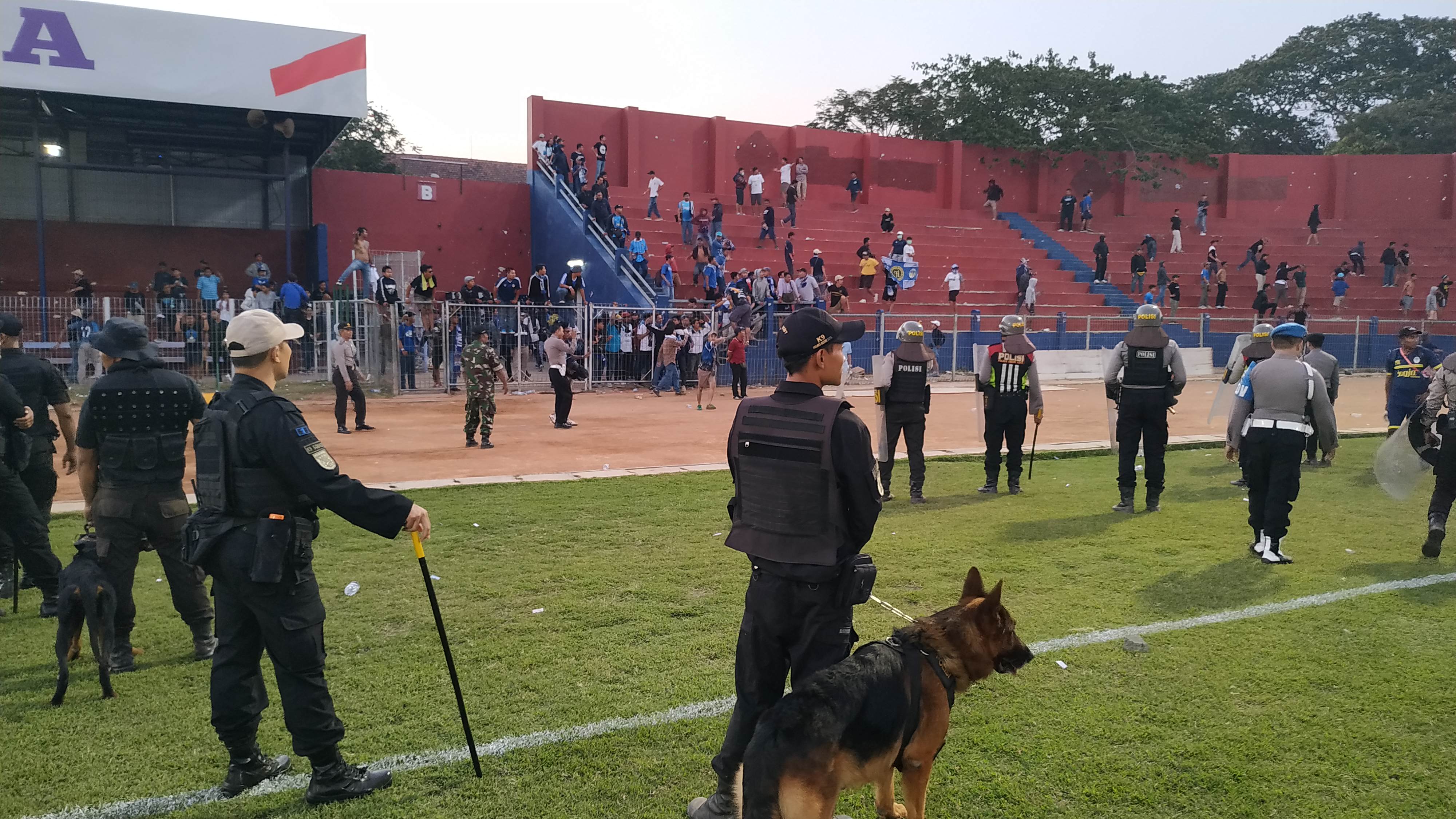 kerusuhan antar suporter saat laga liga ll PSSI persik Kediri kontra PSIM Yogyakarta. (Foto: Fendhy/ngopibareng.id)