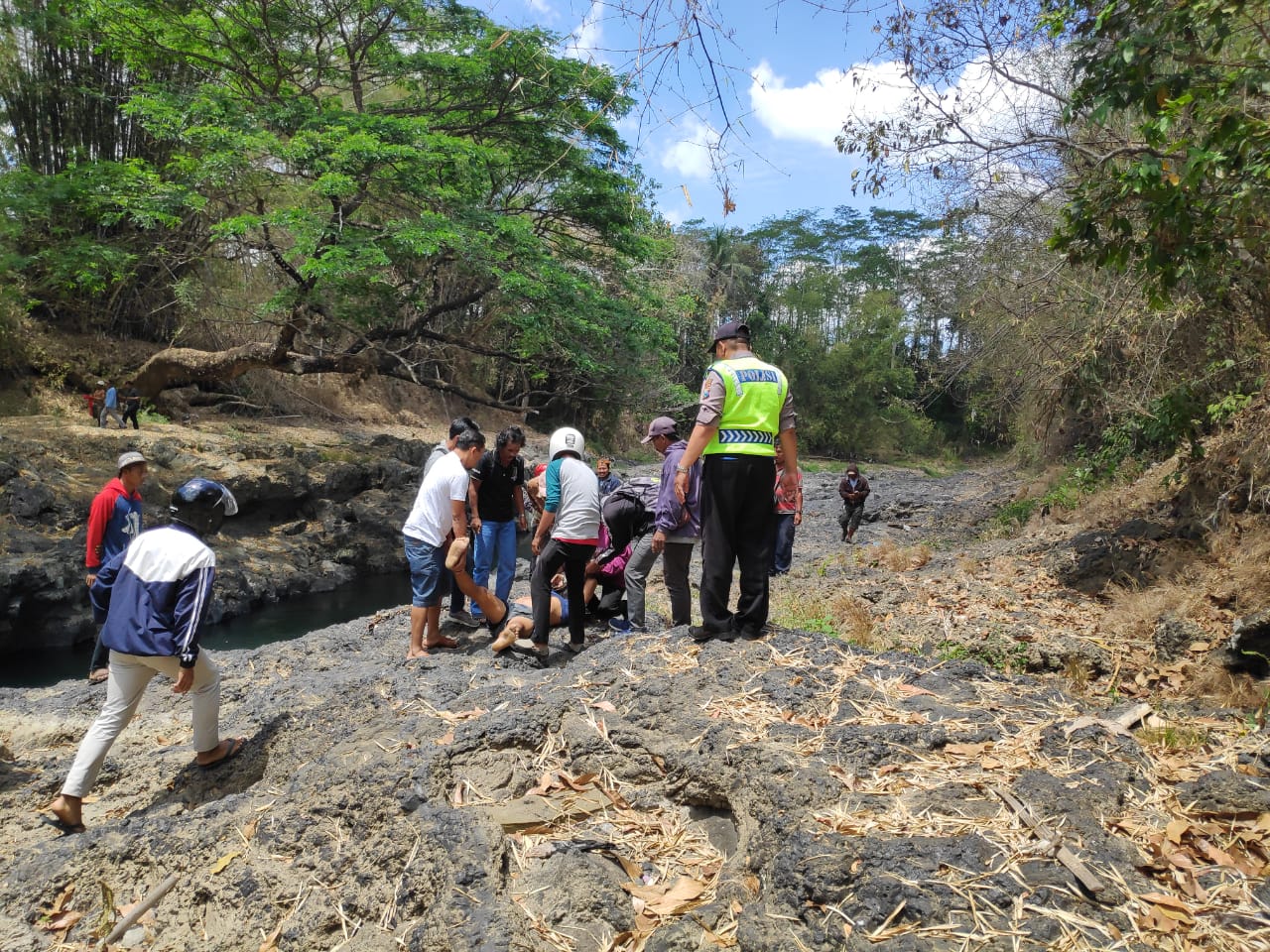 Tim gabungan ketika proses evakuasi korban yang terjun dari atas jembatan (Foto: dok. istimewa)