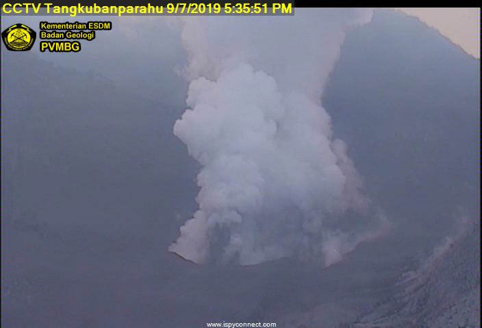 Erupsi di kawah Gunung Tangkuban Parahu. (Foto: PVMBG)